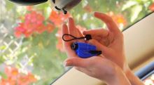 držák rozbíječe skla ResQMe™ Tool na stínítko auta